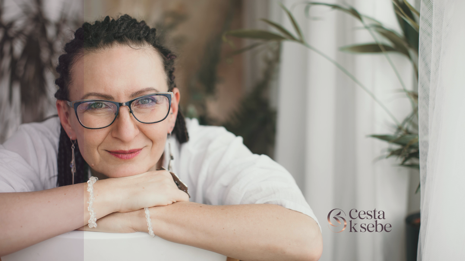 Tina Burgwieser v&nbsp;pokojnom priestore ako obraz súcitných hraníc a&nbsp;návratu k&nbsp;sebe.