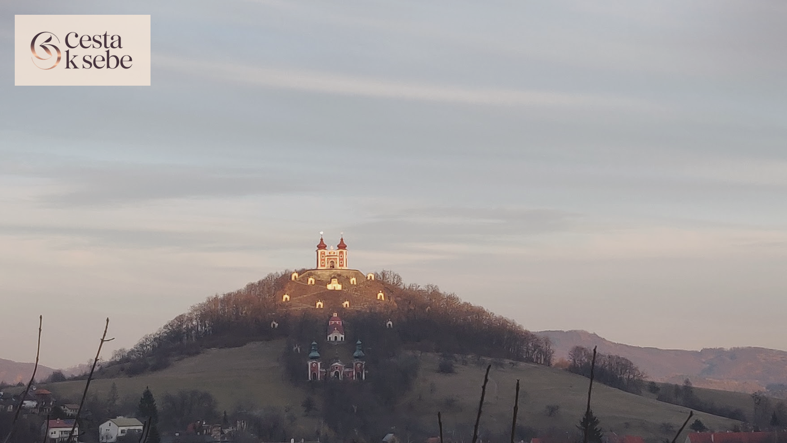 Pokojný pohľad na&nbsp;Banskú Štiavnicu a&nbsp;Kalváriu ako obraz priestoru, kde telo môže spomaliť.