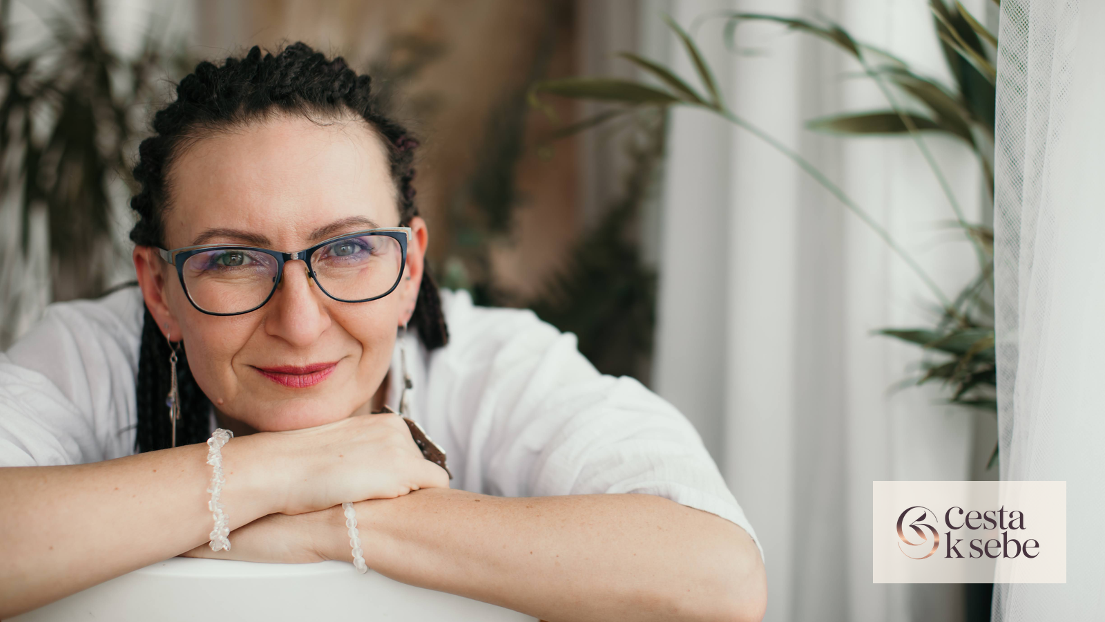 Tina Burgwieser v pokojnom priestore ako obraz pomoci druhým z vlastného stredu.