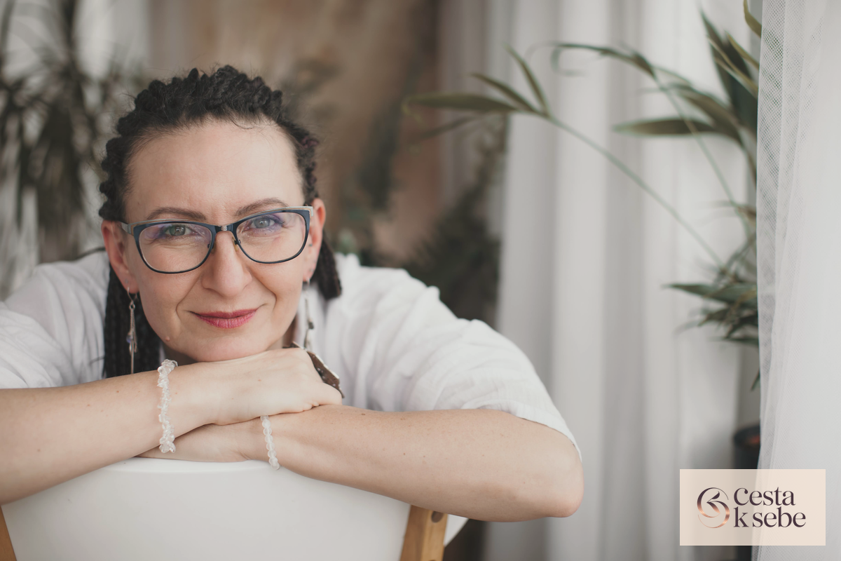Tina Burgwieser v&nbsp;pokojnom priestore ako ľudské ukotvenie článku o&nbsp;návrate k&nbsp;telu.