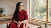 Tina v pokojnej miestnosti ako sprievodkyňa návratom pozornosti pri meditácii s množstvom myšlienok.
