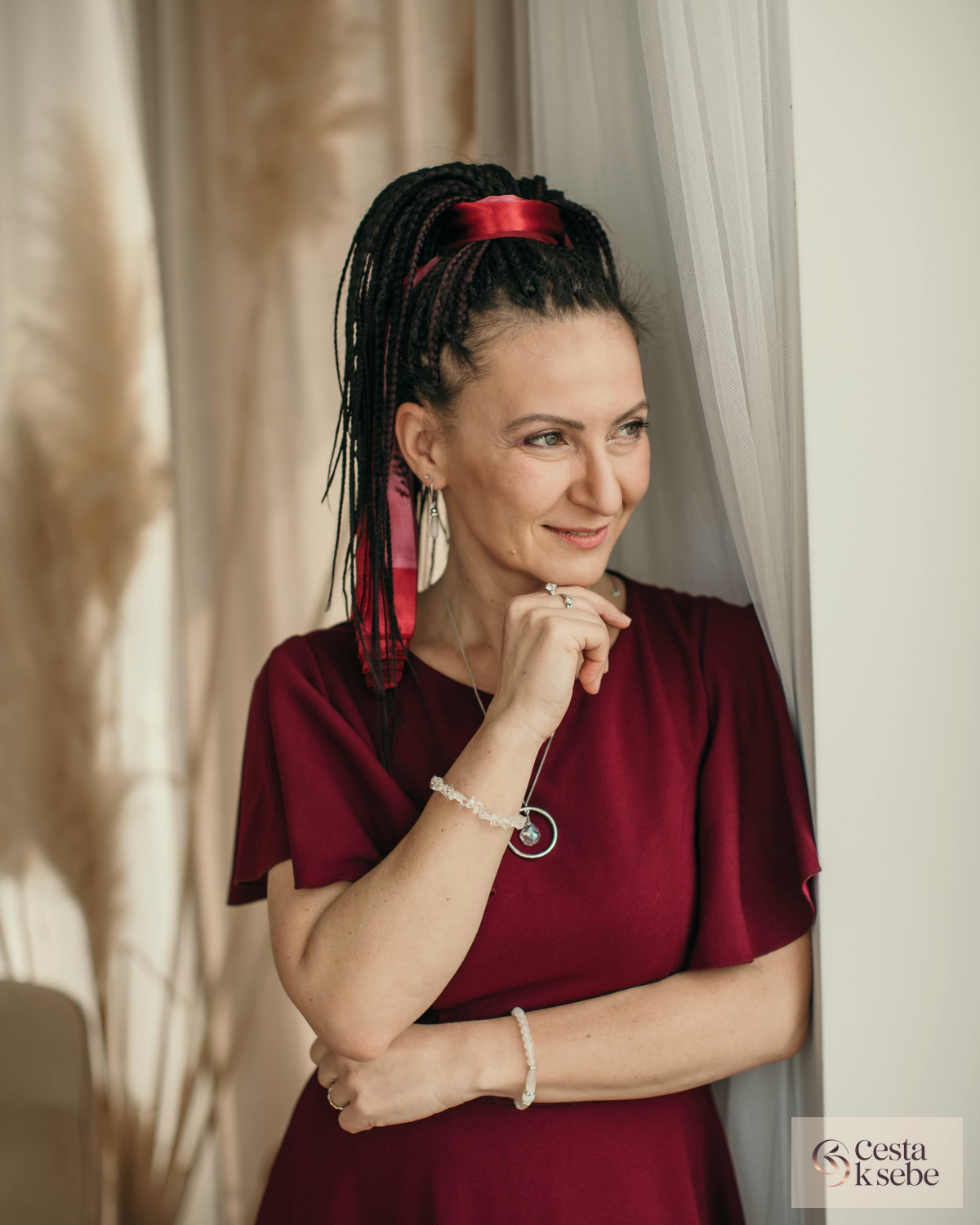 Tina v&nbsp;pokojnom zamyslenom portréte ako ľudské ukotvenie pri návrate k&nbsp;pravde tela