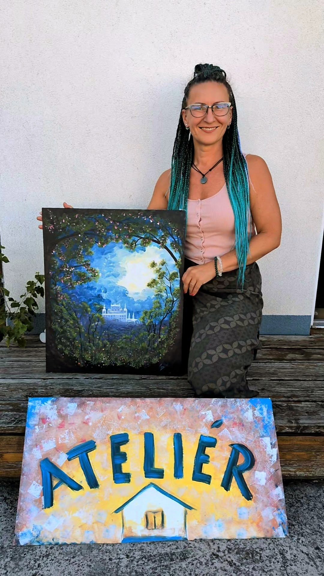 Tina Burgwieser so snovým obrazom a maľovaným nápisom ATELIER